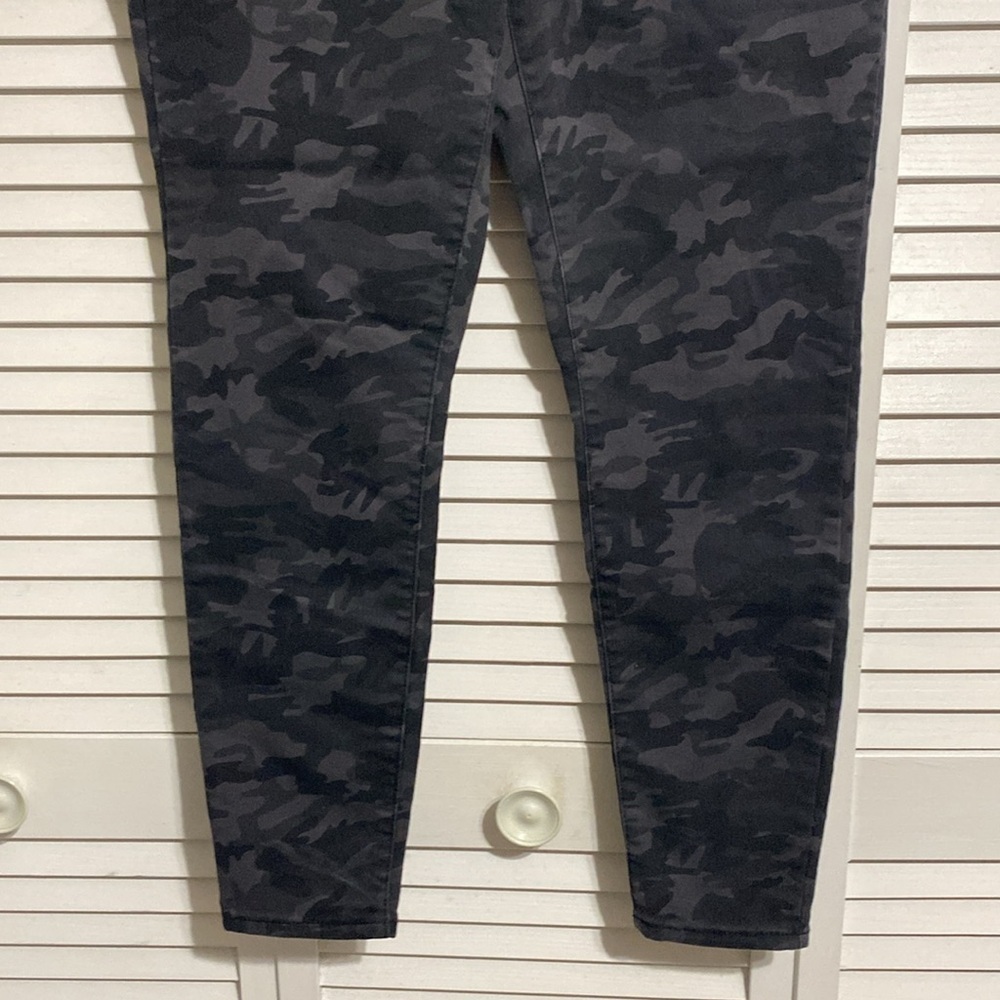 No Boundaries Womens Gray Black Camouflage Pull On Skinny Pants - Picture 2 of 9